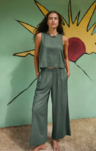 Load image into Gallery viewer, Z SUPPLY SCOUT LINEN PANT - EVERGLADE
